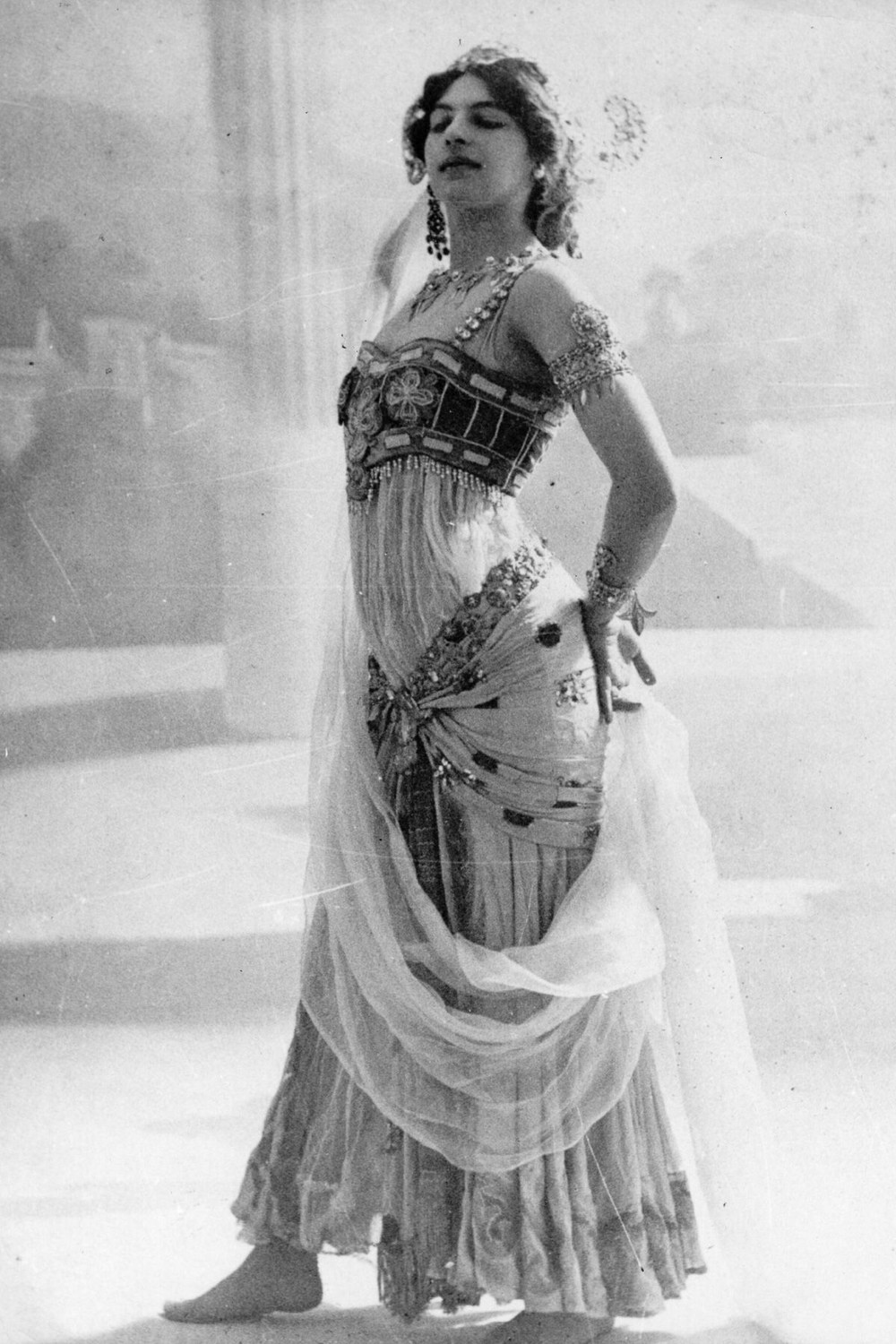 Mata Hari. Margaretha Geertruida Zelle MacLeod, thường được biết đến với tên gọi Mata Hari, là một trong những phụ nữ nổi tiếng lịch sử. Cô là nữ vũ công nổi tiếng và là gián điệp huyền thoại. Khi 18 tuổi, cô tình cờ thấy mẫu quảng cáo tìm vợ của một vị tướng giàu ở Hà Lan là Rudolf MacLeod. Sau khi gặp nhau, họ nhanh chóng tổ chức đám cưới.